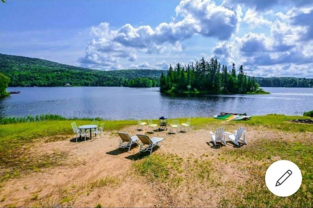Maison du lac avec plage, embarcations, billard et spa privé