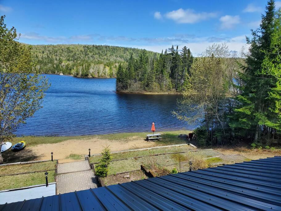 Maison du lac avec plage, embarcations, billard et spa privé