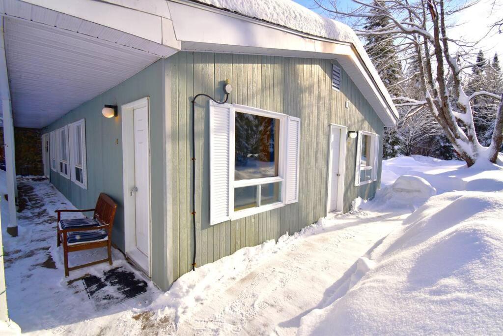 Maison du lac avec plage, embarcations, billard et spa privé