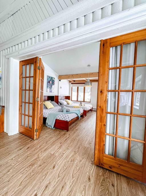 Maison du lac avec plage, embarcations, billard et spa privé