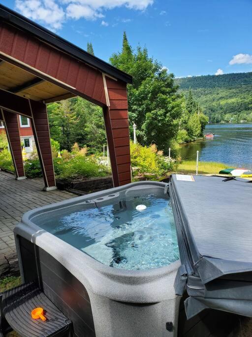 Maison du lac avec plage, embarcations, billard et spa privé