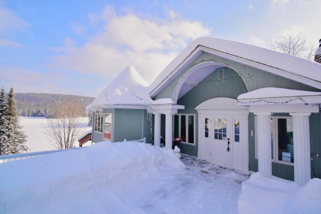 Maison du lac avec plage, embarcations, billard et spa privé