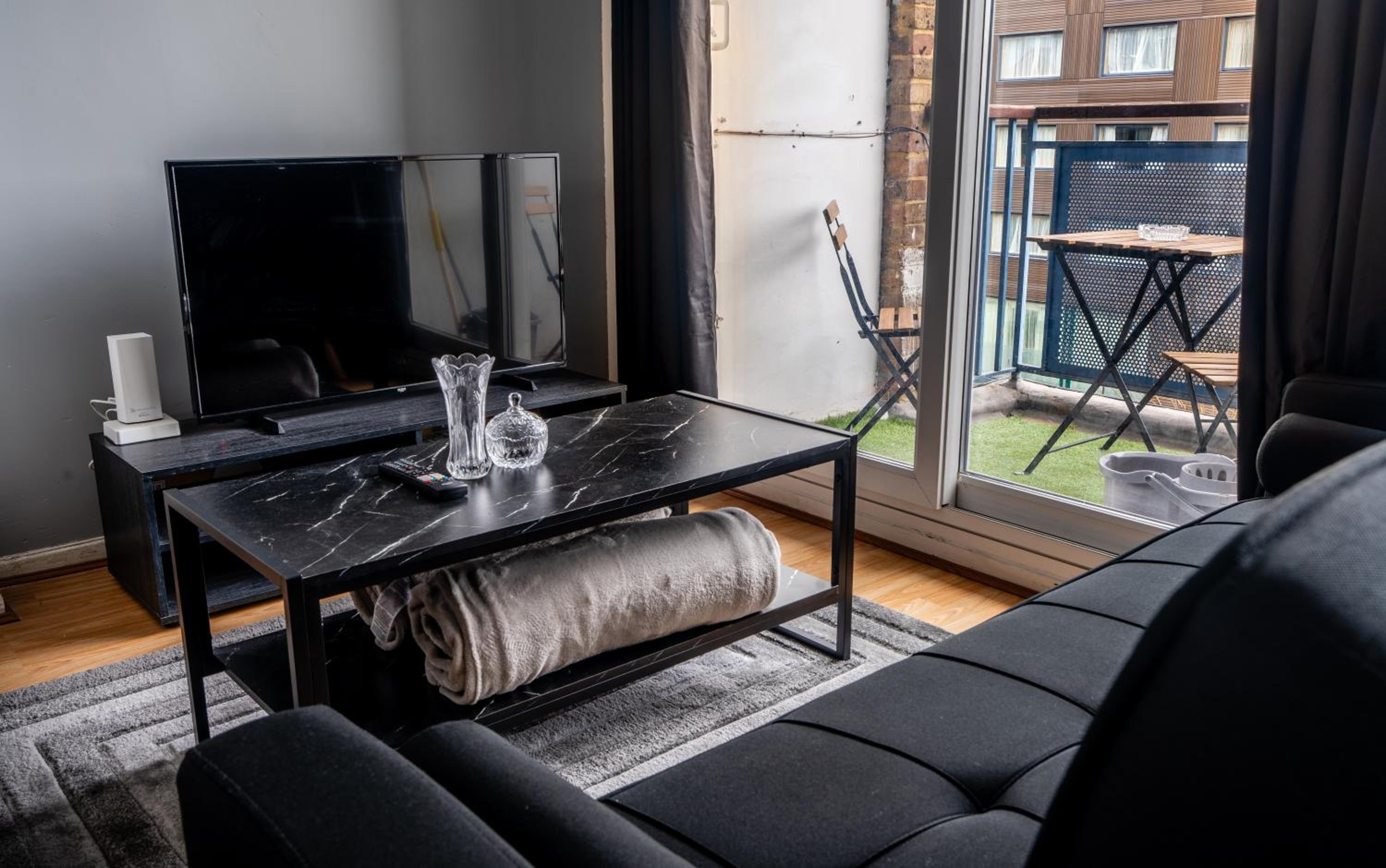 Tower Bridge Shard View 2 Bed Deluxe Apartment