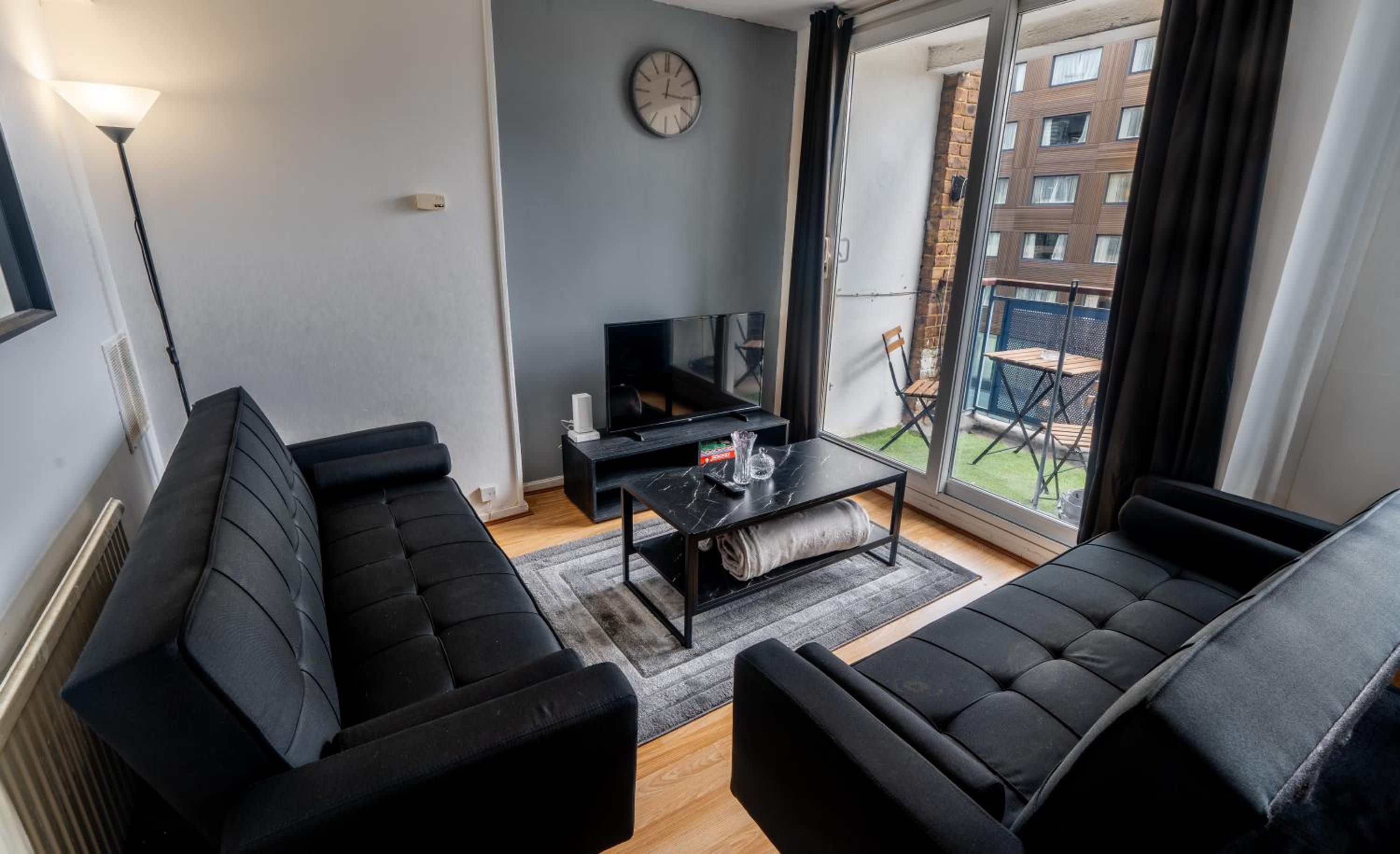 Tower Bridge Shard View 2 Bed Deluxe Apartment