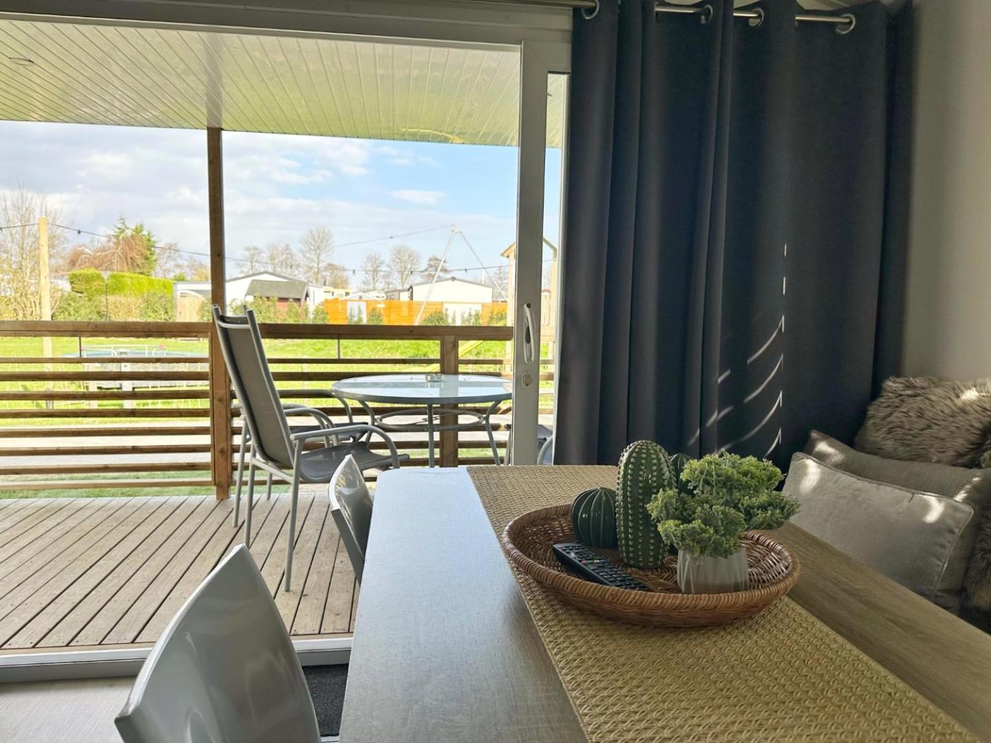 Chalet 1a op Recreatiepark De Wielen view 2