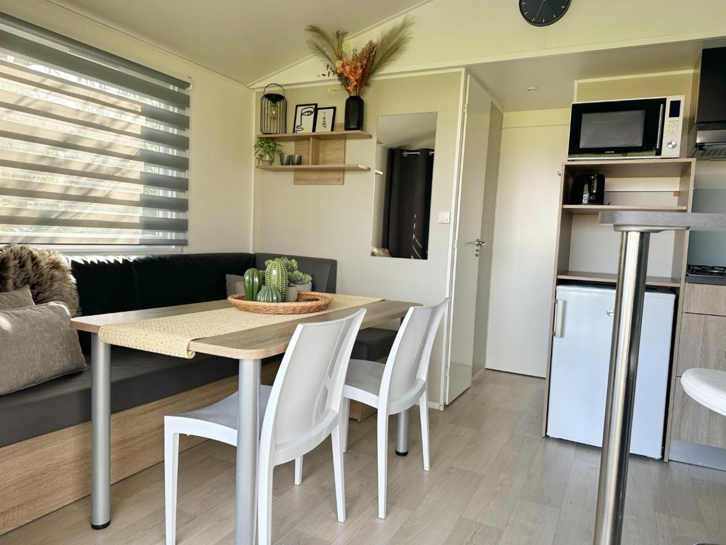 Chalet 1a op Recreatiepark De Wielen view 4
