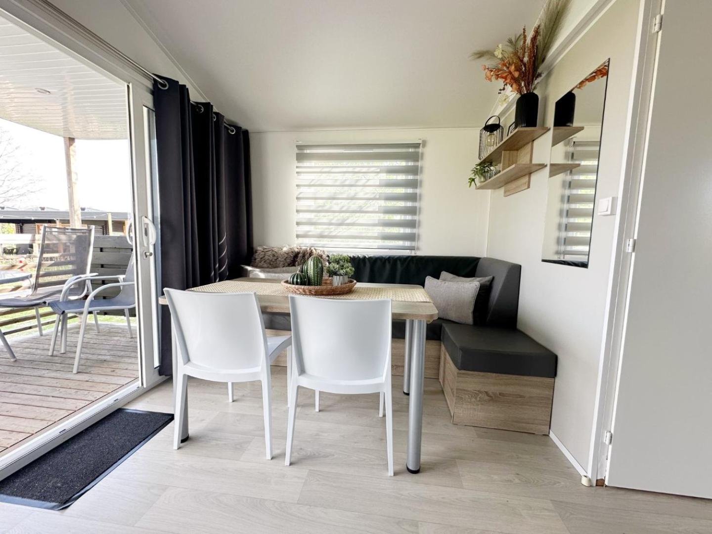 Chalet 1a op Recreatiepark De Wielen view 5