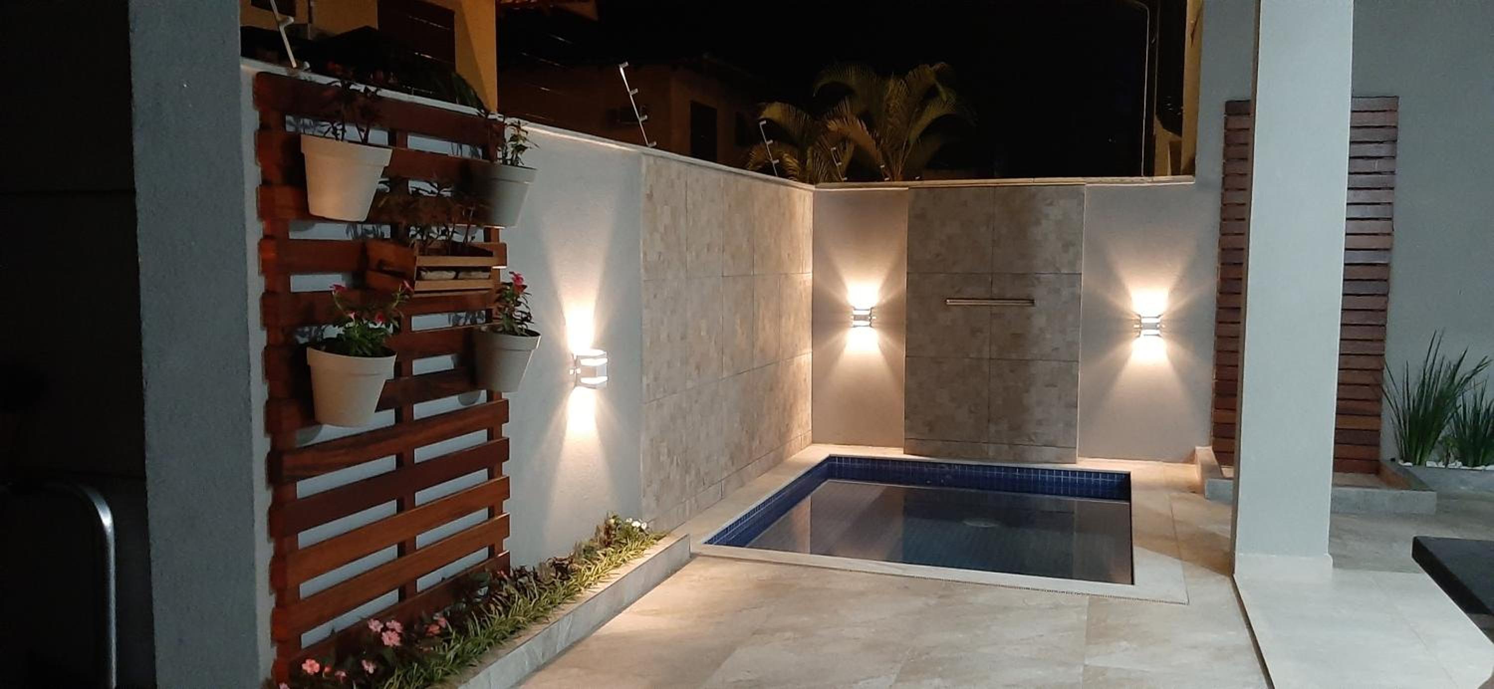 Casa em condomínio fechado com piscina privativa a 200m da praia