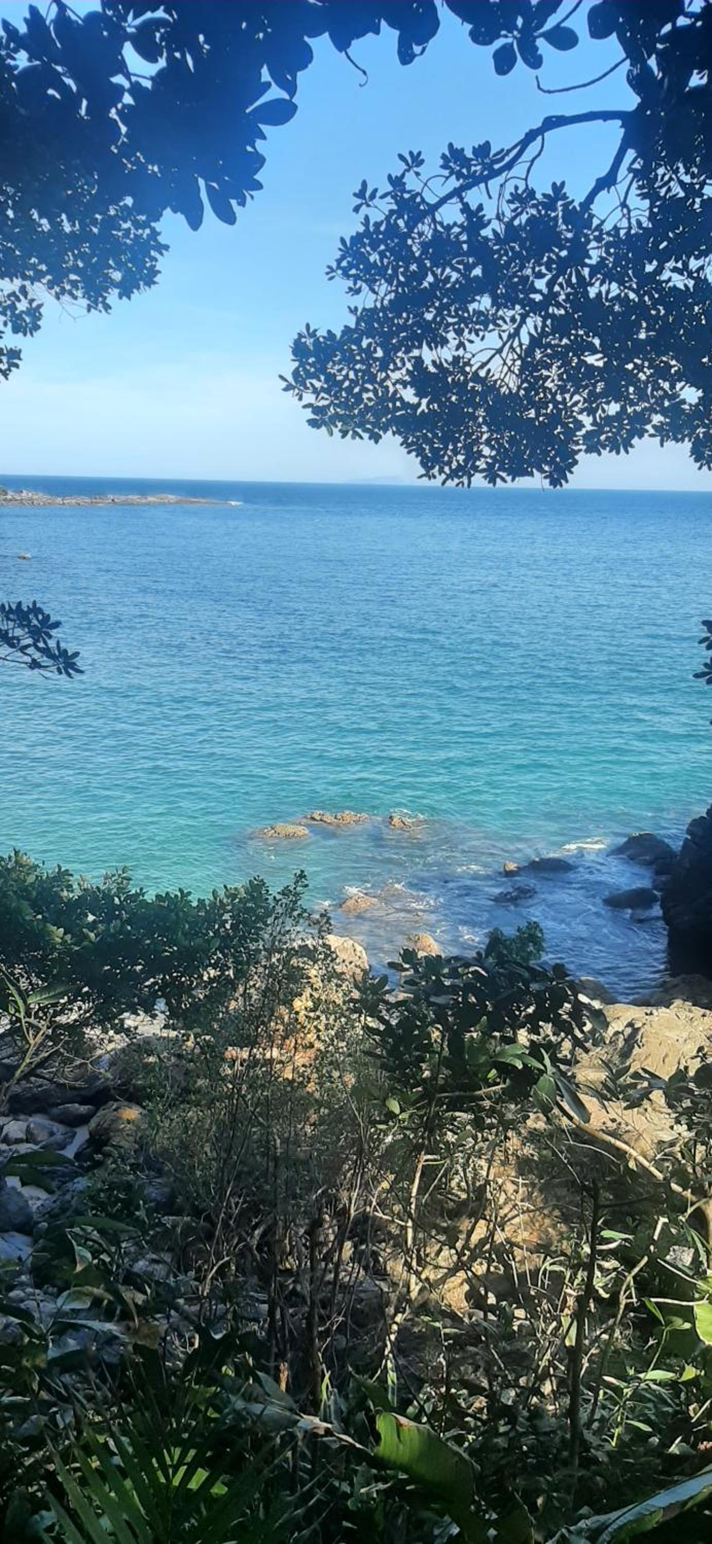 Casa em condomínio fechado com piscina privativa a 200m da praia