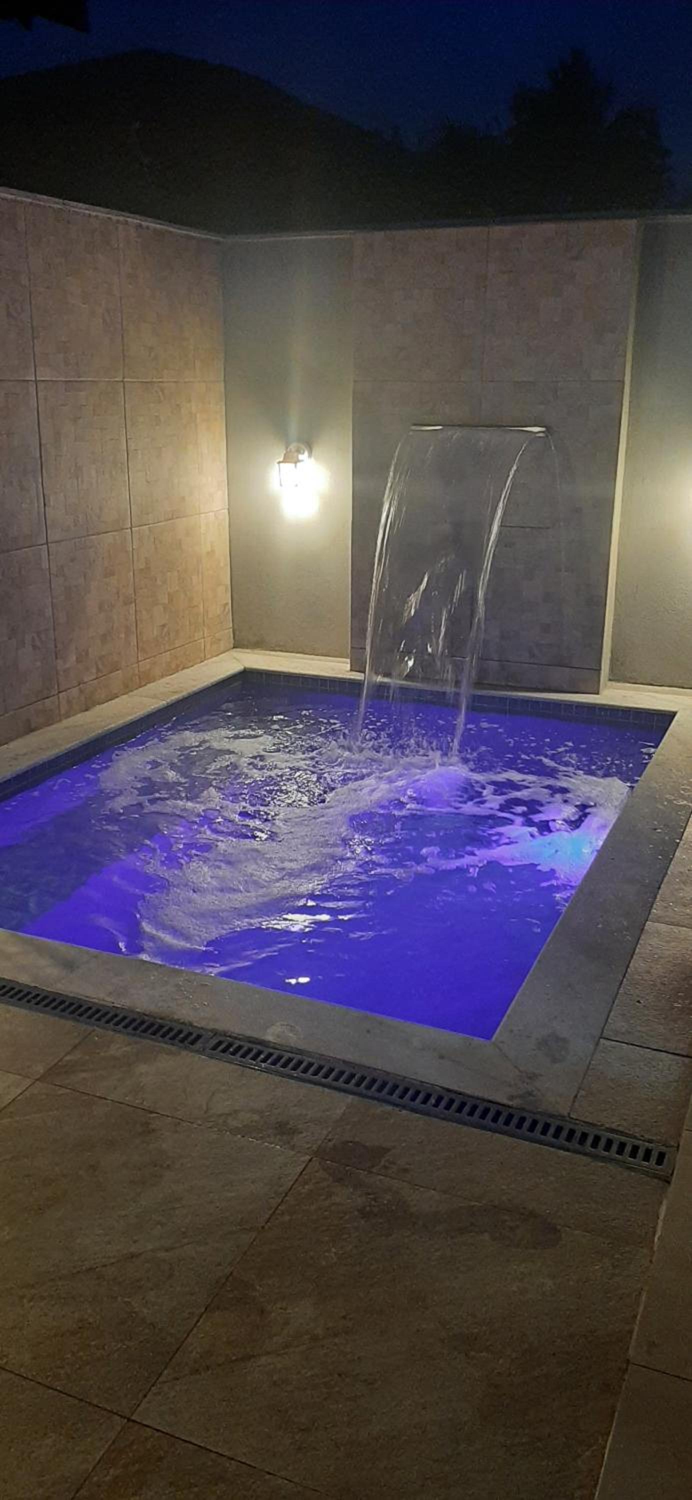 Casa em condomínio fechado com piscina privativa a 200m da praia