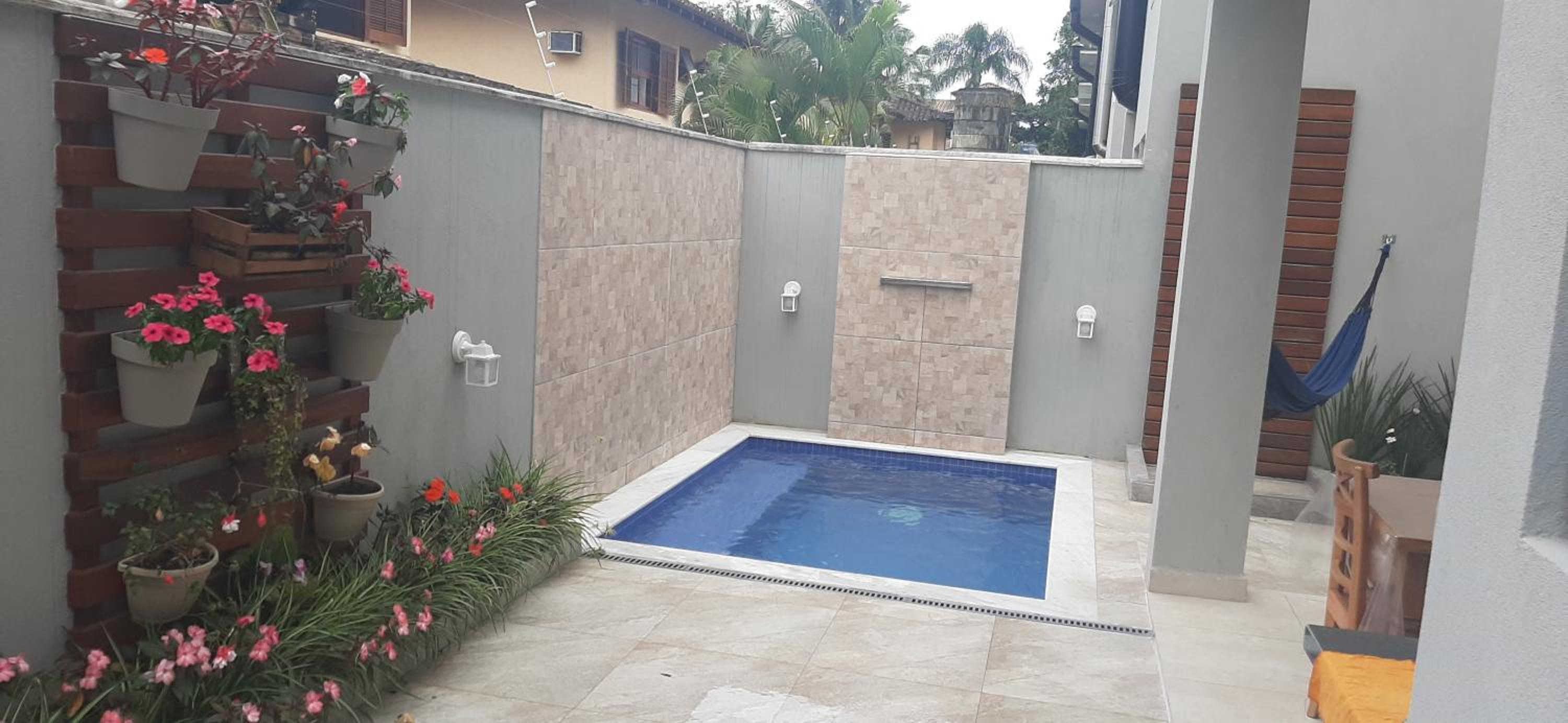 Casa em condomínio fechado com piscina privativa a 200m da praia