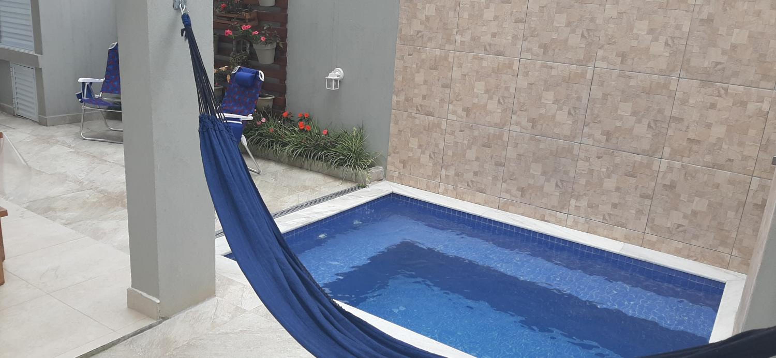 Casa em condomínio fechado com piscina privativa a 200m da praia