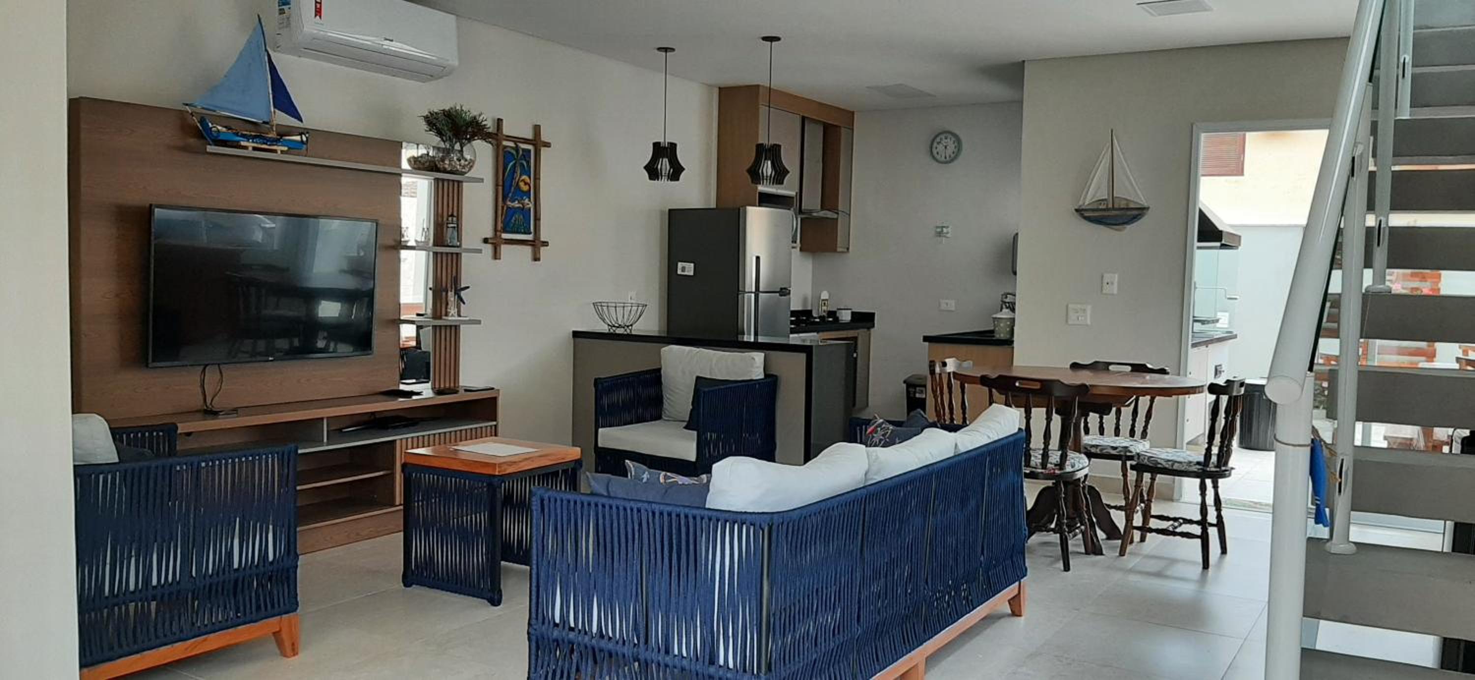 Casa em condomínio fechado com piscina privativa a 200m da praia