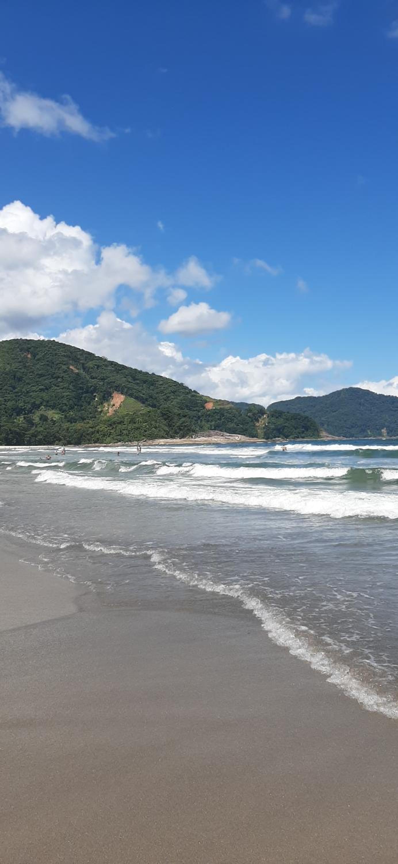 Casa em condomínio fechado com piscina privativa a 200m da praia