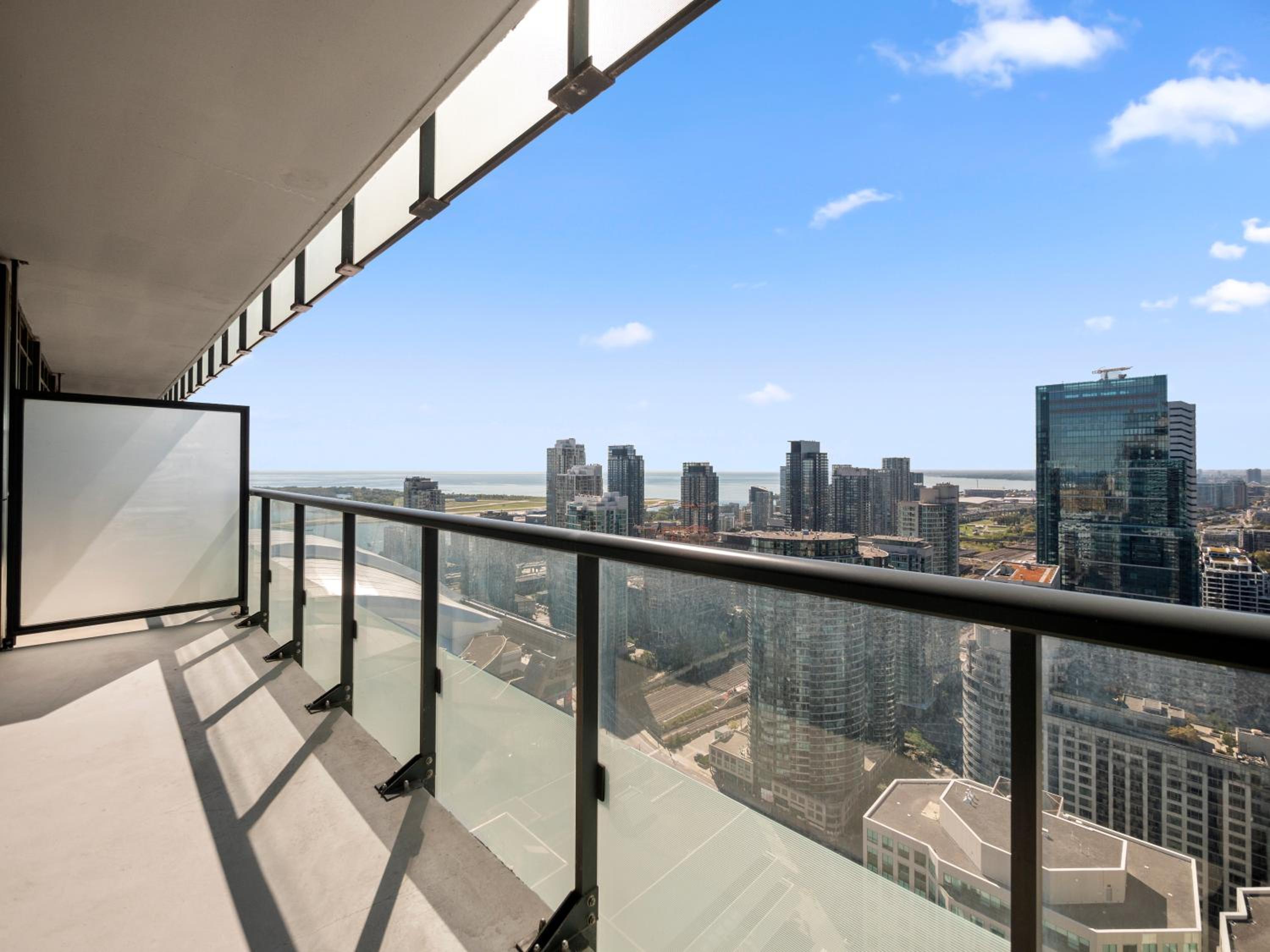 Stylish One Bedroom Suite - Entertainment District Toronto