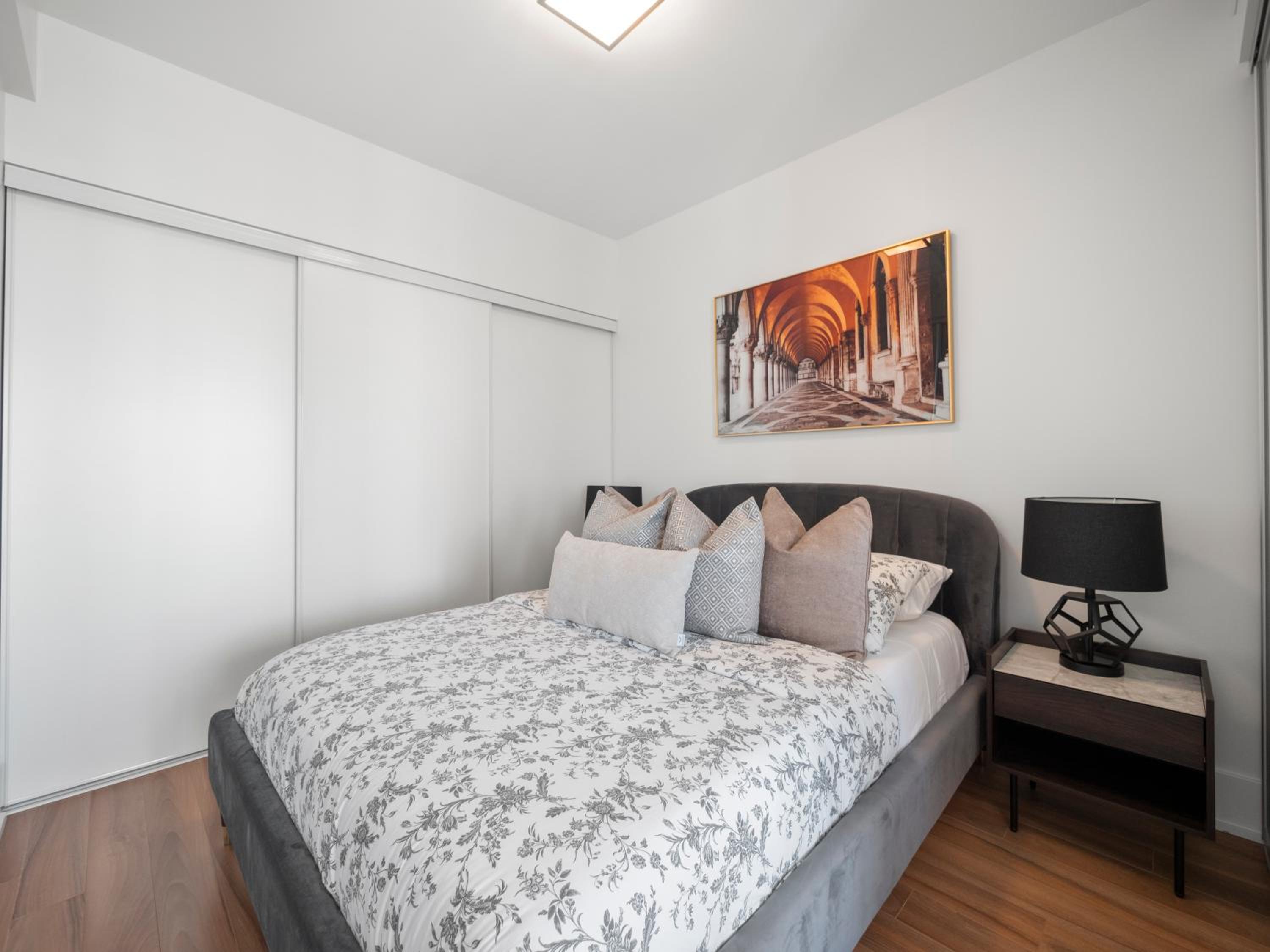 Stylish One Bedroom Suite - Entertainment District Toronto