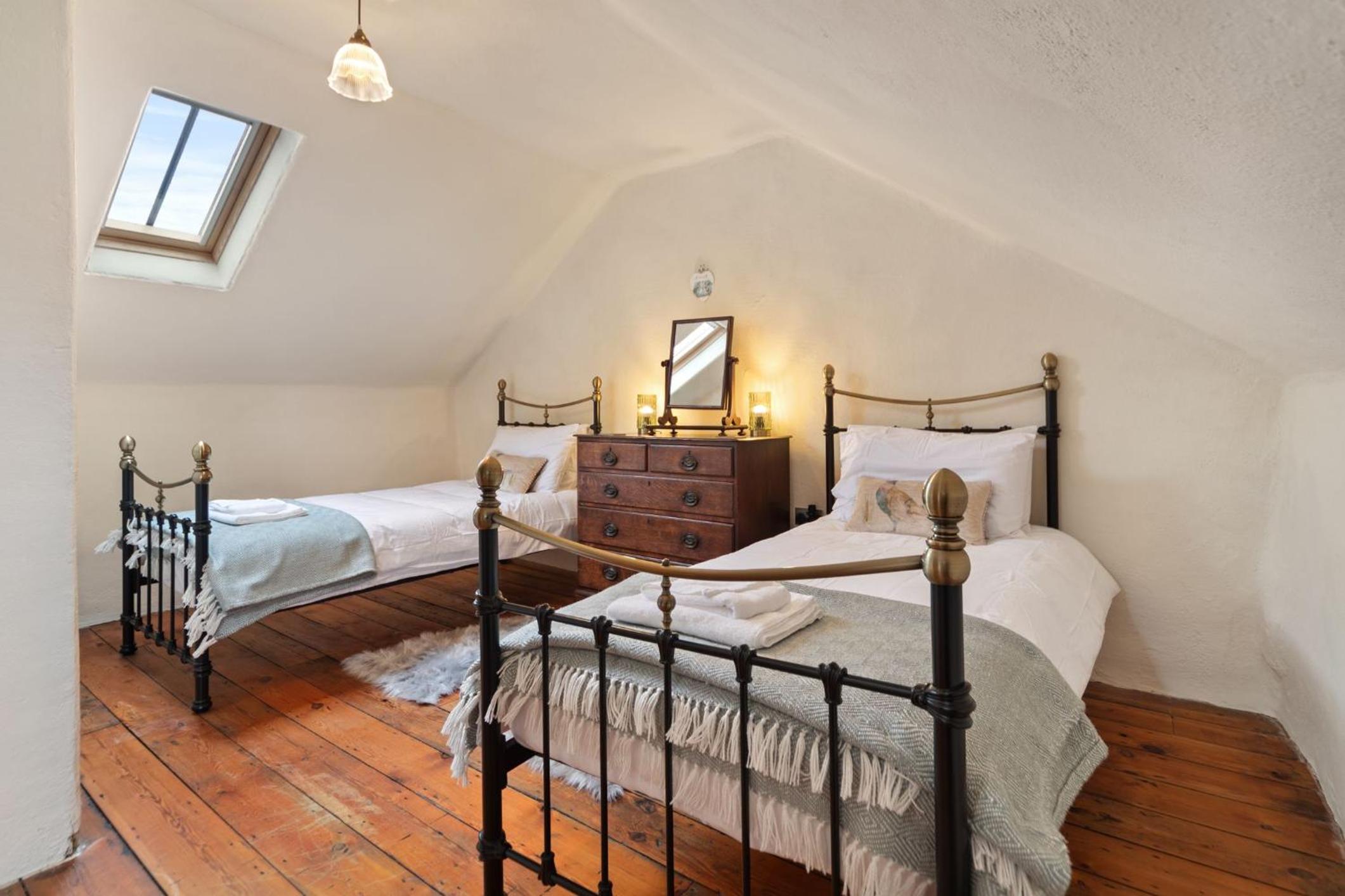 Oysterlow - A beautiful country cottage with estuary views and enclosed garden