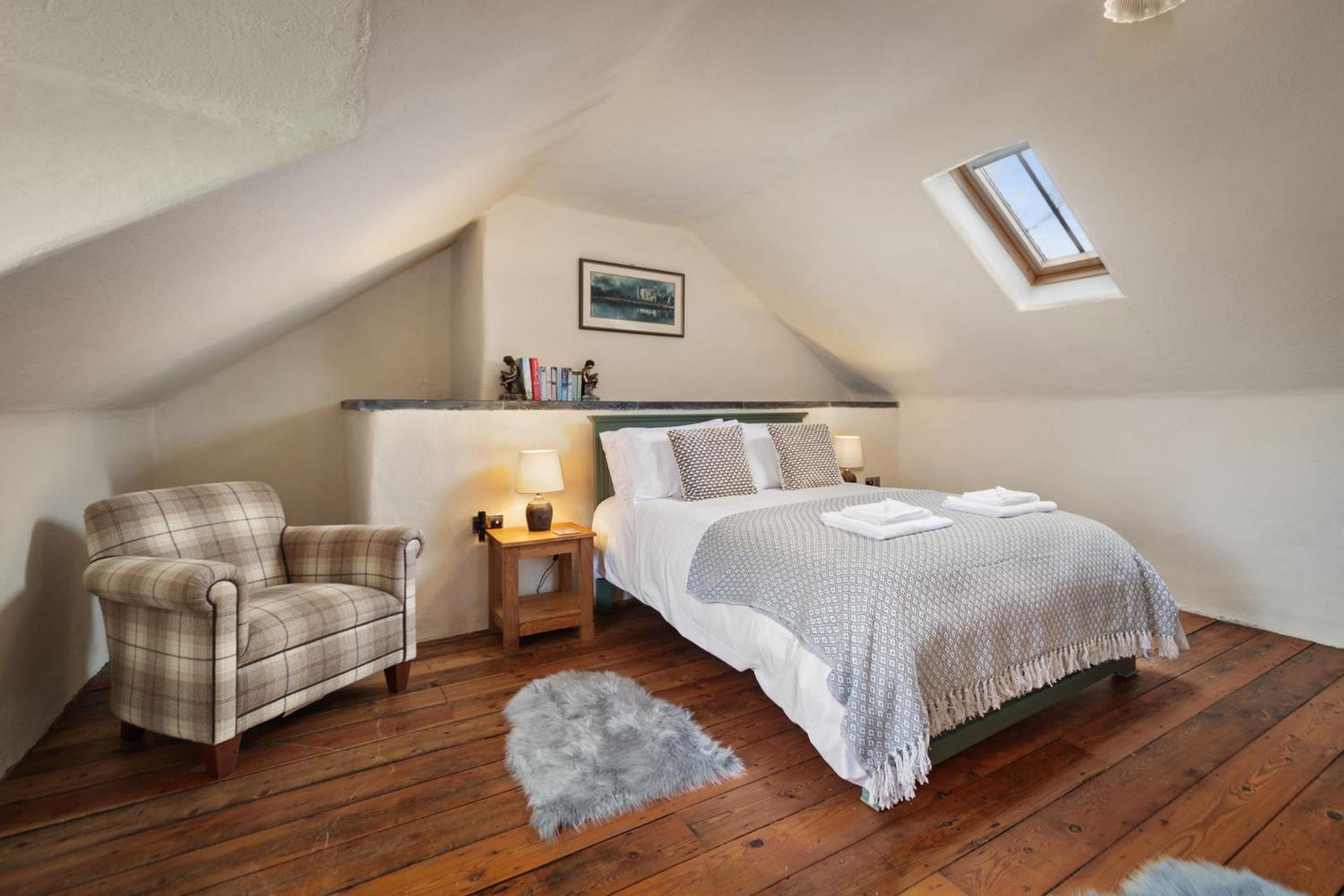 Oysterlow - A beautiful country cottage with estuary views and enclosed garden