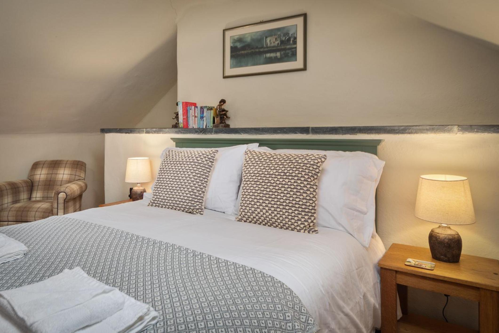 Oysterlow - A beautiful country cottage with estuary views and enclosed garden