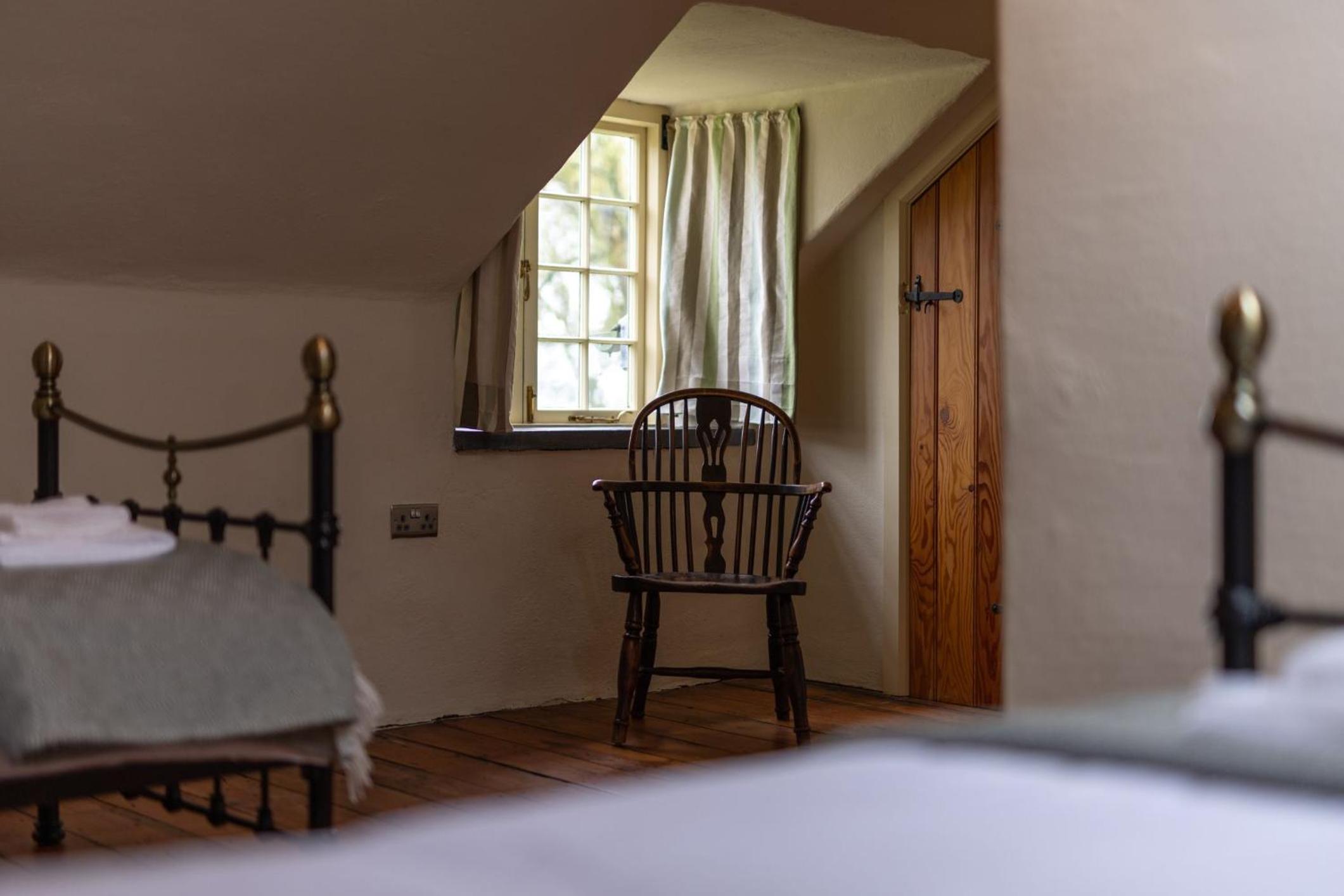 Oysterlow - A beautiful country cottage with estuary views and enclosed garden
