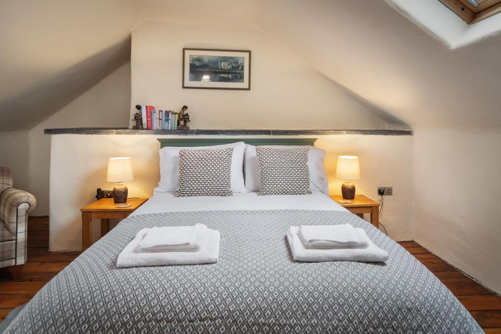 Oysterlow - A beautiful country cottage with estuary views and enclosed garden