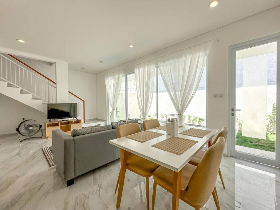 Villa La Buena Vida Modern Style