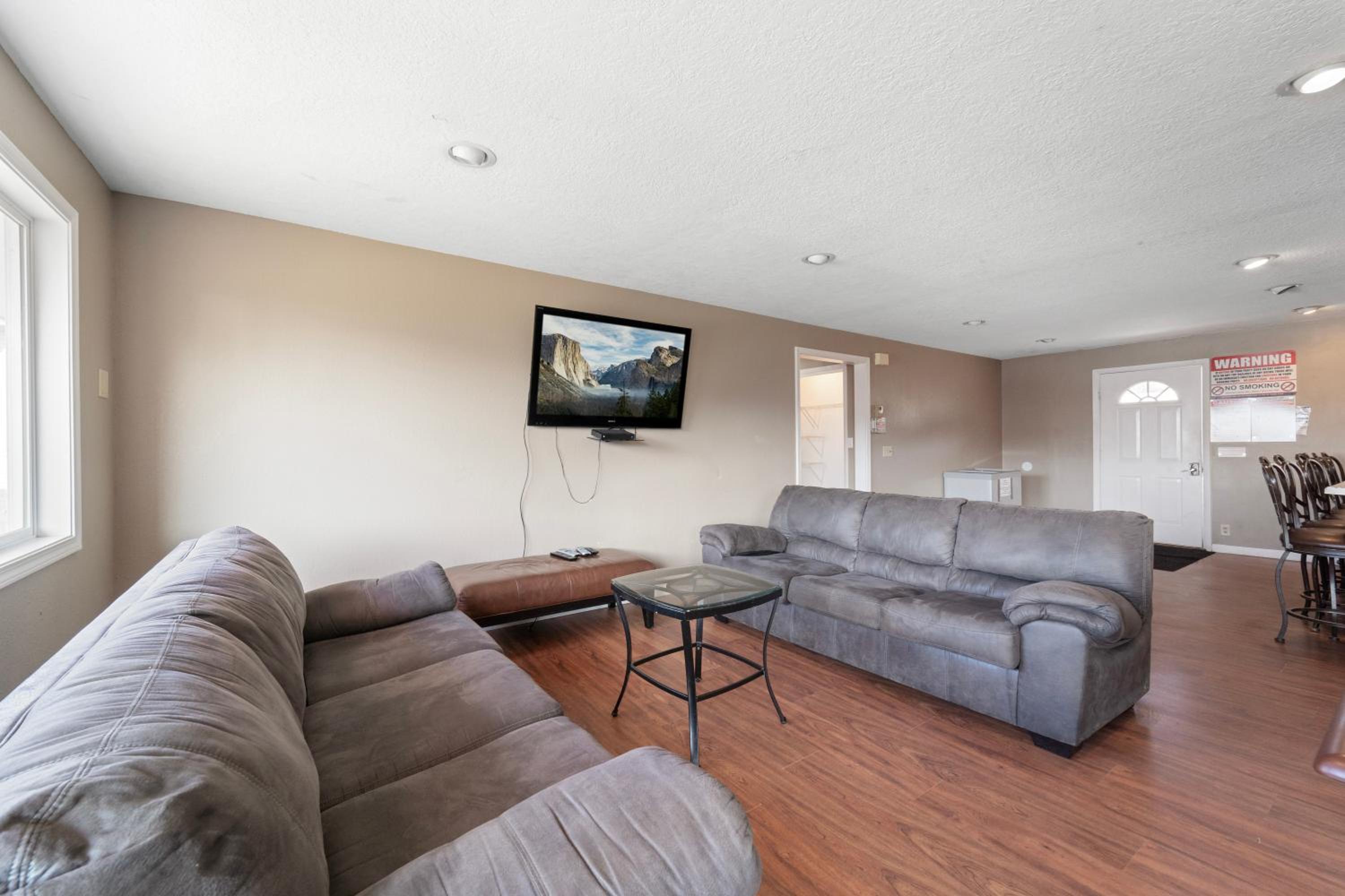Palace Sleep 20- Bachelor/Bachelorette Parties Welcome! view 4