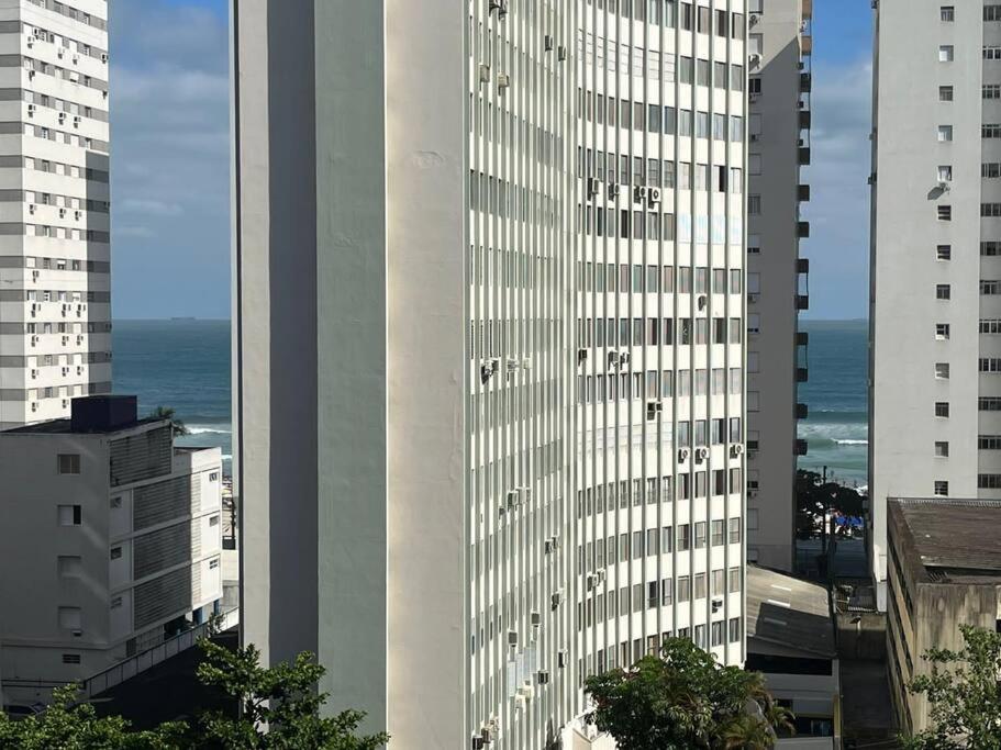 Apartamento na praia de Pitangueiras (Guarujá-SP).