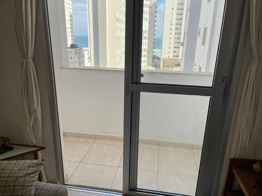 Apartamento na praia de Pitangueiras (Guarujá-SP).