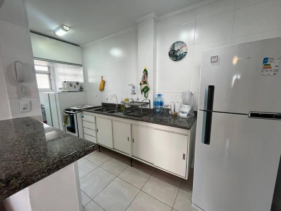 Apartamento na praia de Pitangueiras (Guarujá-SP).