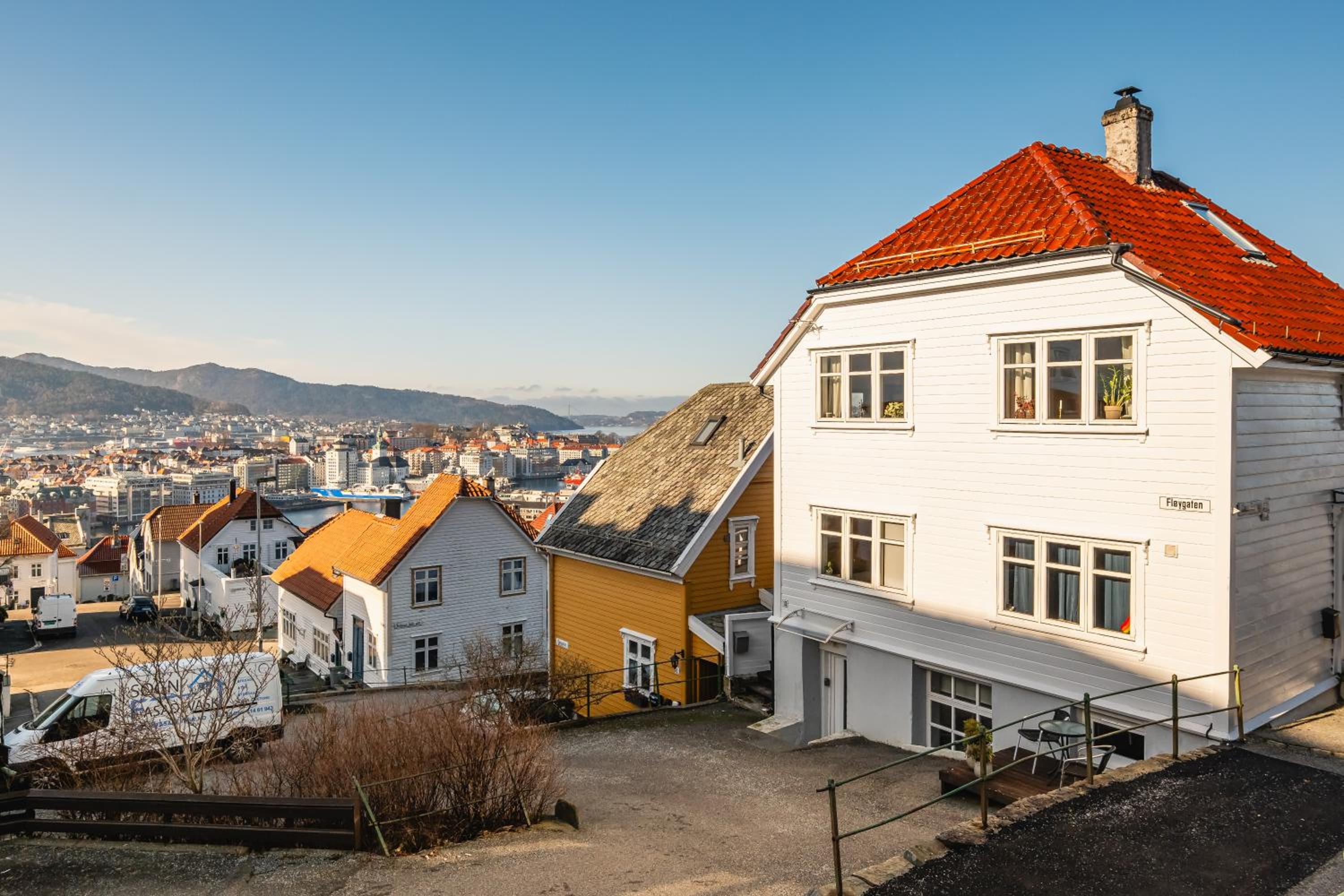 Dinbnb Apartments I 400m to Bryggen & Fløibanen Funicular I Quiet Neighbourhood view 3