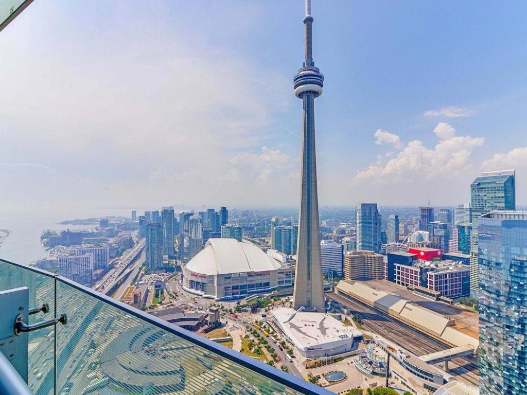 Hotel Presidential 2+1br Condo, Entertainment District (downtown) W/ Cn Tower View, Balcony, Pool & Hot Tub