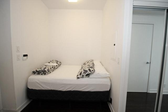 Presidential 2+1BR Condo, Entertainment District (Downtown) w/ CN Tower View, Balcony, Pool & Hot Tub