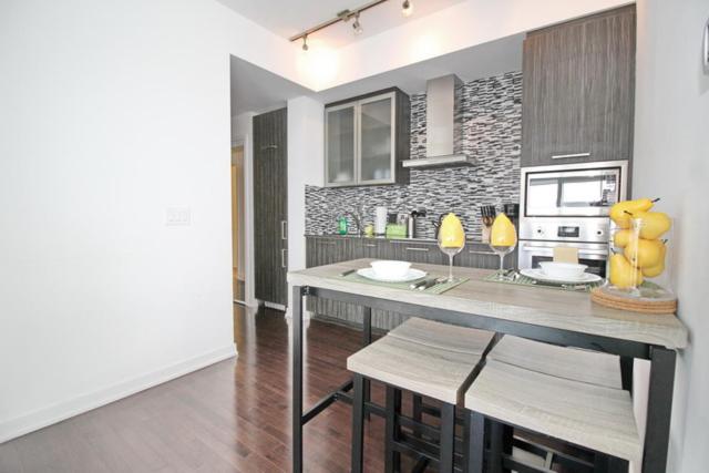 Presidential 2+1BR Condo, Entertainment District (Downtown) w/ CN Tower View, Balcony, Pool & Hot Tub