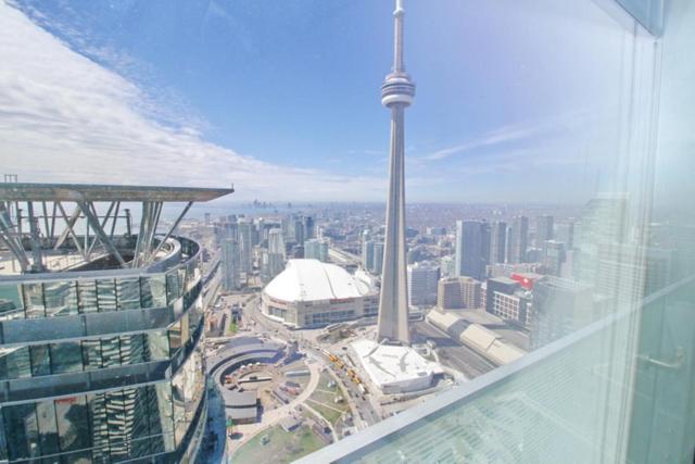 Presidential 2+1BR Condo, Entertainment District (Downtown) w/ CN Tower View, Balcony, Pool & Hot Tub