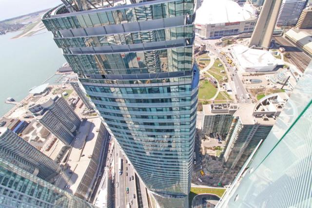 Presidential 2+1BR Condo, Entertainment District (Downtown) w/ CN Tower View, Balcony, Pool & Hot Tub