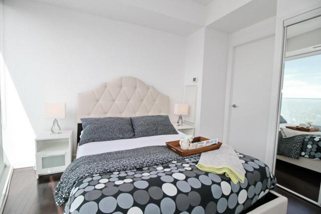Presidential 2+1BR Condo, Entertainment District (Downtown) w/ CN Tower View, Balcony, Pool & Hot Tub
