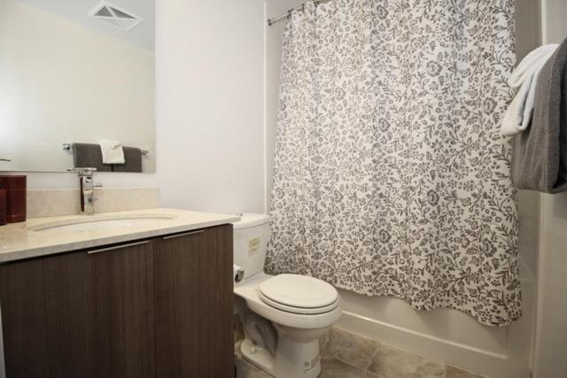 Presidential 2+1BR Condo, Entertainment District (Downtown) w/ CN Tower View, Balcony, Pool & Hot Tub