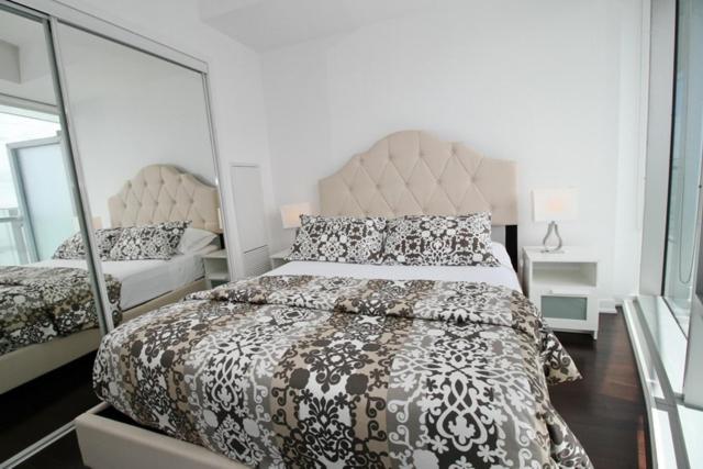 Presidential 2+1BR Condo, Entertainment District (Downtown) w/ CN Tower View, Balcony, Pool & Hot Tub