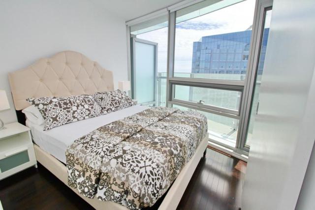 Presidential 2+1BR Condo, Entertainment District (Downtown) w/ CN Tower View, Balcony, Pool & Hot Tub