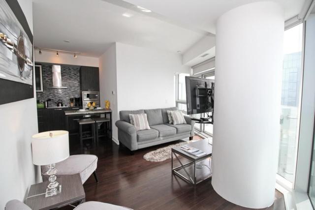 Presidential 2+1BR Condo, Entertainment District (Downtown) w/ CN Tower View, Balcony, Pool & Hot Tub