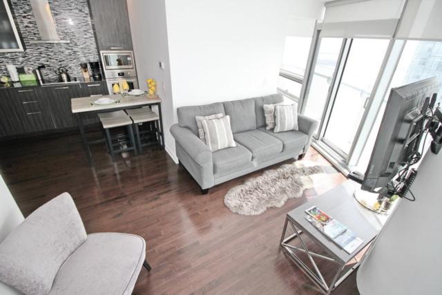 Presidential 2+1BR Condo, Entertainment District (Downtown) w/ CN Tower View, Balcony, Pool & Hot Tub