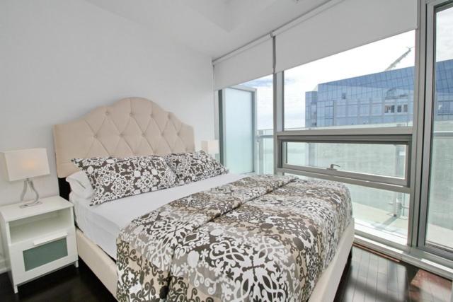 Presidential 2+1BR Condo, Entertainment District (Downtown) w/ CN Tower View, Balcony, Pool & Hot Tub