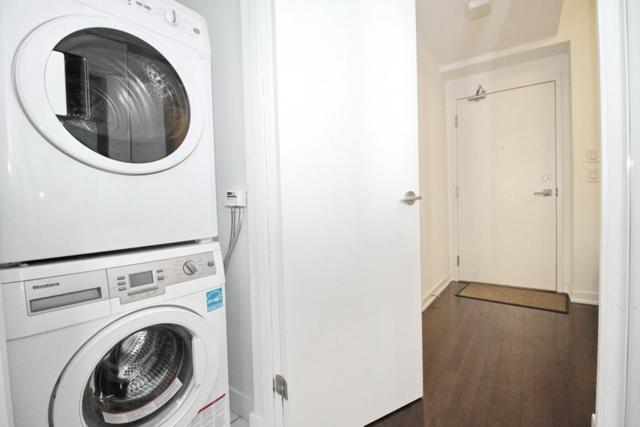 Presidential 2+1BR Condo, Entertainment District (Downtown) w/ CN Tower View, Balcony, Pool & Hot Tub