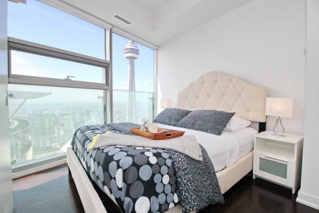 Presidential 2+1BR Condo, Entertainment District (Downtown) w/ CN Tower View, Balcony, Pool & Hot Tub