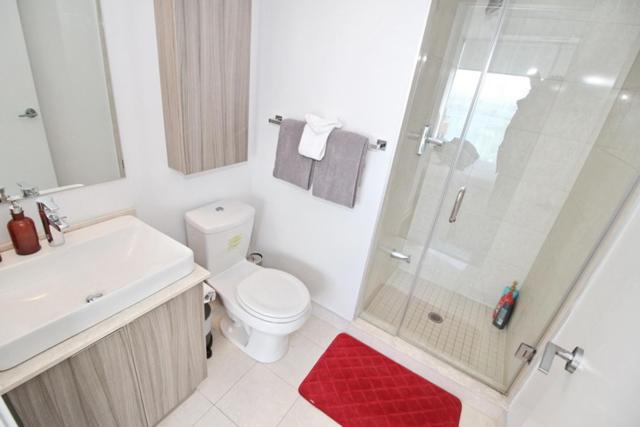 Presidential 2+1BR Condo, Entertainment District (Downtown) w/ CN Tower View, Balcony, Pool & Hot Tub