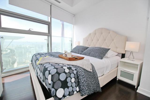 Presidential 2+1BR Condo, Entertainment District (Downtown) w/ CN Tower View, Balcony, Pool & Hot Tub