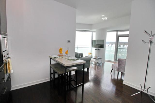 Presidential 2+1BR Condo, Entertainment District (Downtown) w/ CN Tower View, Balcony, Pool & Hot Tub