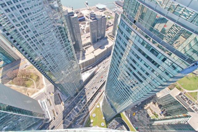 Presidential 2+1BR Condo, Entertainment District (Downtown) w/ CN Tower View, Balcony, Pool & Hot Tub