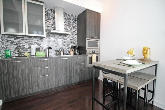 Presidential 2+1BR Condo, Entertainment District (Downtown) w/ CN Tower View, Balcony, Pool & Hot Tub